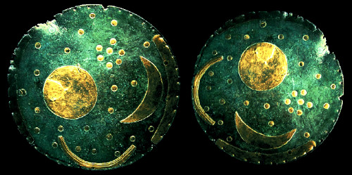 Bild zeigt Zwei Abbildungen Himmelsscheibe Nebra bei Unstrut